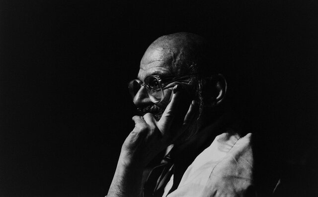 「RED」と銘打った写真家堀清英さんの思考の軌跡。 シャネル・ネクサス・ホールを真紅に染めた衝撃の写真展！