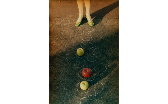 「RED」と銘打った写真家堀清英さんの思考の軌跡。 シャネル・ネクサス・ホールを真紅に染めた衝撃の写真展！