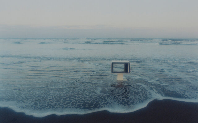 「RED」と銘打った写真家堀清英さんの思考の軌跡。 シャネル・ネクサス・ホールを真紅に染めた衝撃の写真展！