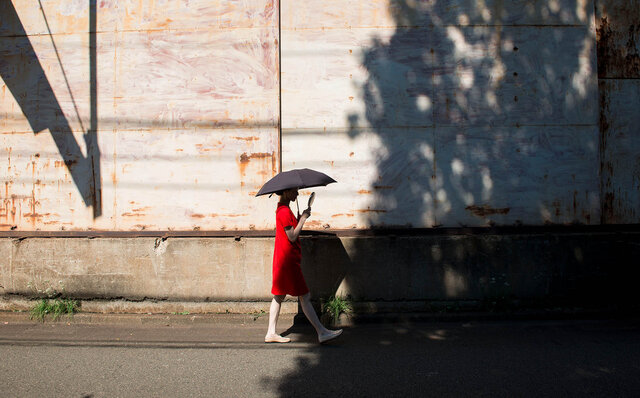 「RED」と銘打った写真家堀清英さんの思考の軌跡。 シャネル・ネクサス・ホールを真紅に染めた衝撃の写真展！