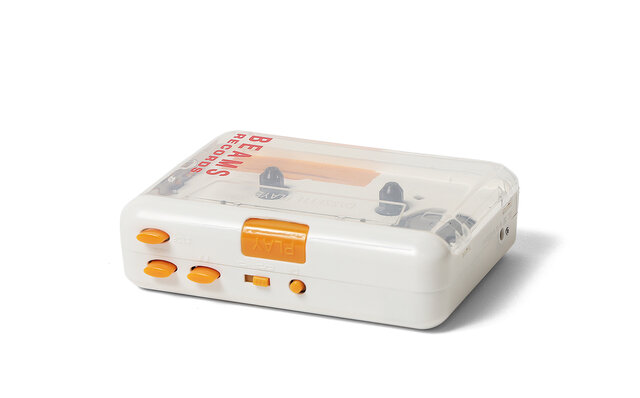 レトロ·フューチャーなデザインが目を惹く、スケルトンタイプのカセットプレイヤー ｜BEAMS RECORDS