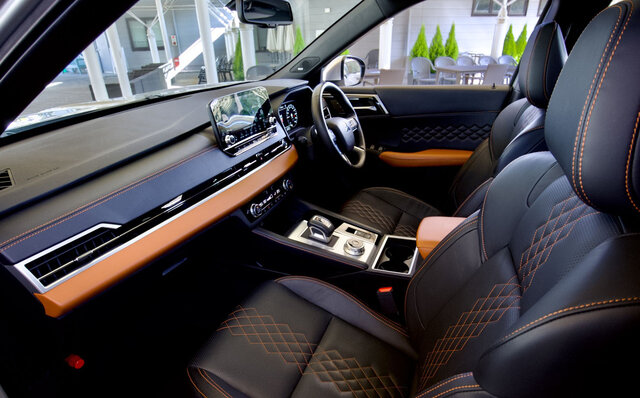 先代から大幅進化──三菱のフラッグシップSUV、新型「アウトランダーPHEV」に試乗｜MITSUBISHI