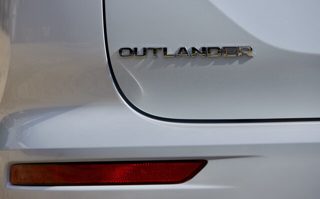 先代から大幅進化──三菱のフラッグシップSUV、新型「アウトランダーPHEV」に試乗｜MITSUBISHI