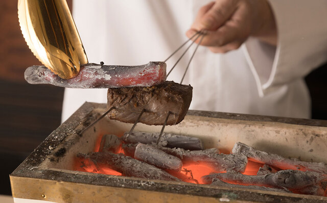 料理人の知識・手捌きを独占する和食版シェフズ・テーブル。「星のや軽井沢」究極のもてなしがここにあり!|TRAVEL 料理人の知識・手捌きを独占する和食版シェフズ・テーブル。「星のや軽井沢」究極のもてなしがここにあり!|TRAVEL