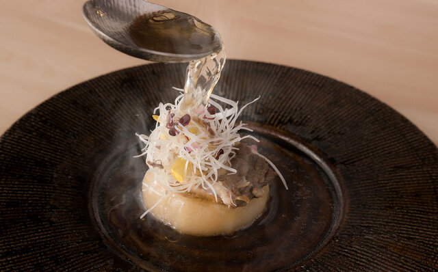 料理人の知識・手捌きを独占する和食版シェフズ・テーブル。「星のや軽井沢」究極のもてなしがここにあり!|TRAVEL 料理人の知識・手捌きを独占する和食版シェフズ・テーブル。「星のや軽井沢」究極のもてなしがここにあり!|TRAVEL