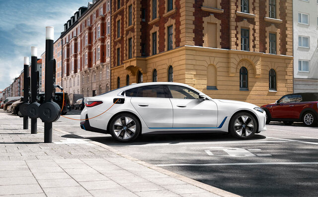 BMW 4シリーズにBEVモデルが誕生｜BMW