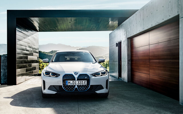 BMW 4シリーズにBEVモデルが誕生｜BMW