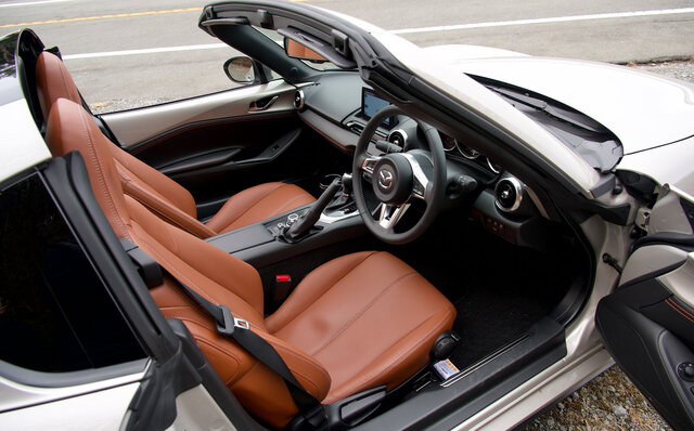 改良型マツダ ロードスターに試乗──KPCによる最高の走りを体感｜MAZDA 