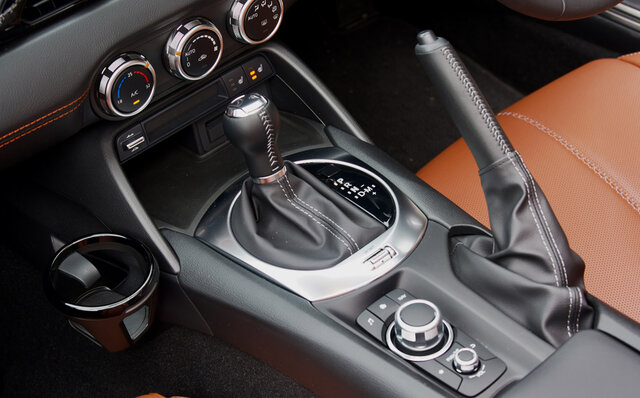 改良型マツダ ロードスターに試乗──KPCによる最高の走りを体感｜MAZDA 