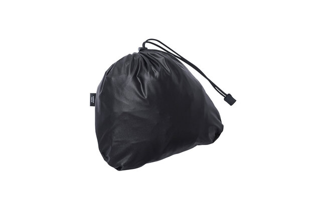 「BLACK BEAUTY LIGHT」のバッグと同じ生地を使用。シワになりにくいコートとハット｜RAMIDUS