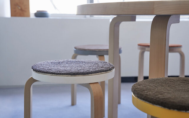 カーペットの製造過程における残糸を有効活用。ウール100%のチェアパッド|HOTTA CARPET カーペットの製造過程における残糸を有効活用。ウール100%のチェアパッド|HOTTA CARPET