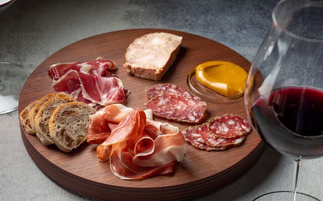 仕事帰りや近所で一杯！ 人気のカフェ＆バーが夕方からスタイリッシュなワインバーに｜Kimpton Shinjuku Tokyo