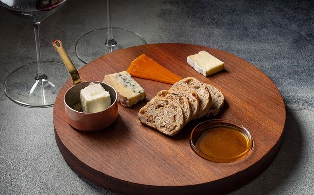 仕事帰りや近所で一杯！ 人気のカフェ＆バーが夕方からスタイリッシュなワインバーに｜Kimpton Shinjuku Tokyo