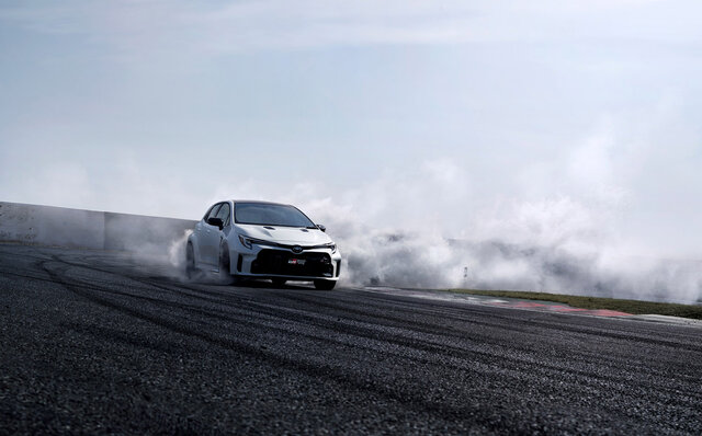 モリゾウこと豊田章男社長の強い思いが結実──1.6リッター3気筒304psのGRカローラ世界初披露｜TOYOTA