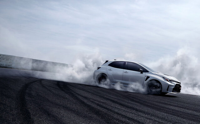 モリゾウこと豊田章男社長の強い思いが結実──1.6リッター3気筒304psのGRカローラ世界初披露｜TOYOTA