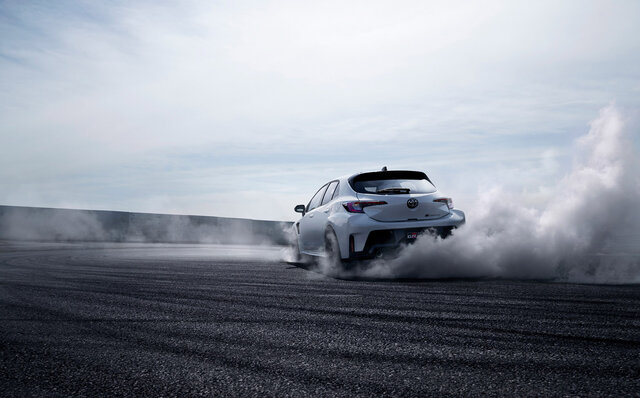 モリゾウこと豊田章男社長の強い思いが結実──1.6リッター3気筒304psのGRカローラ世界初披露｜TOYOTA