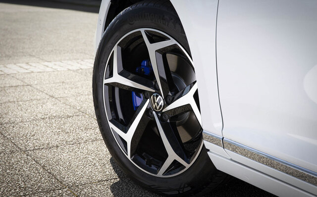 EV航続距離が伸びて普段使いではCO2排出ゼロに──PHEVモデルのパサート GTE ヴァリアントがデビュー|Volkswagen EV航続距離が伸びて普段使いではCO2排出ゼロに──PHEVモデルのパサート GTE ヴァリアントがデビュー|Volkswagen