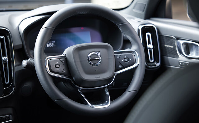 合計出力300kW、0-100km/h加速4.7秒の走りや如何に？──ボルボのBEV「C40」に試乗｜VOLVO