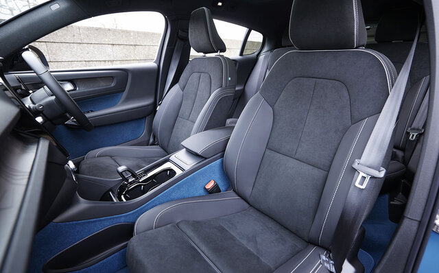 合計出力300kW、0-100km/h加速4.7秒の走りや如何に？──ボルボのBEV「C40」に試乗｜VOLVO