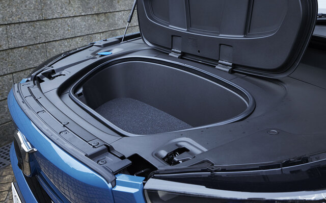 合計出力300kW、0-100km/h加速4.7秒の走りや如何に？──ボルボのBEV「C40」に試乗｜VOLVO