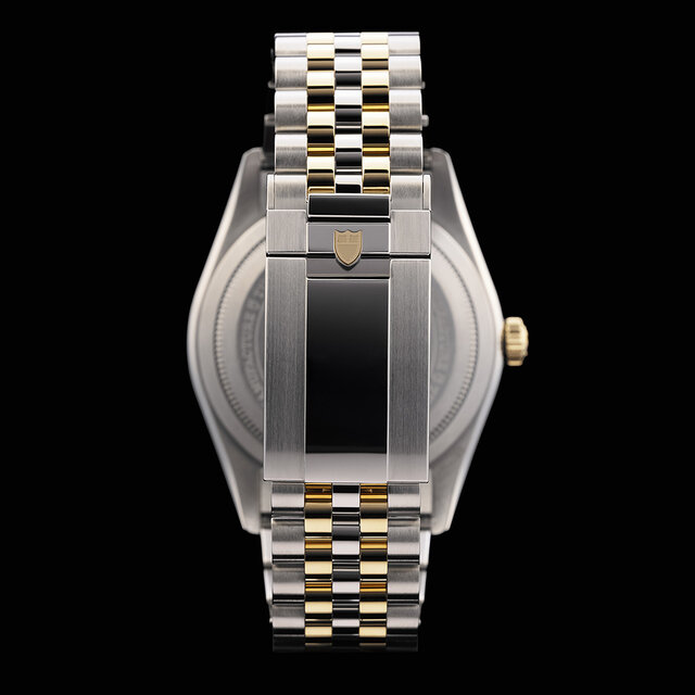 チューダーらしさがにじみ出る堅牢性と、ジェンダーレスなデザイン。煌くイエローゴールドを纏った「ブラックベイ 31/36/39/41 S&G」|TUDOR チューダーらしさがにじみ出る堅牢性と、ジェンダーレスなデザイン。煌くイエローゴールドを纏った「ブラックベイ 31/36/39/41 S&G」|TUDOR