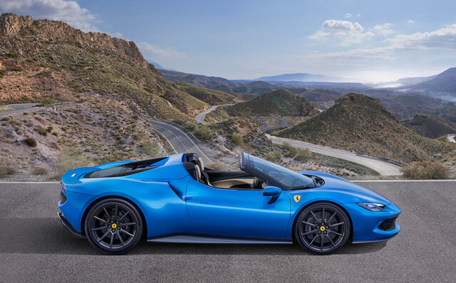 フェラーリ、830hpのハイブリッドオープン「296GTS」を発表｜Ferrari