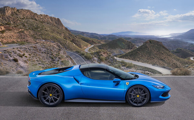 フェラーリ、830hpのハイブリッドオープン「296GTS」を発表｜Ferrari