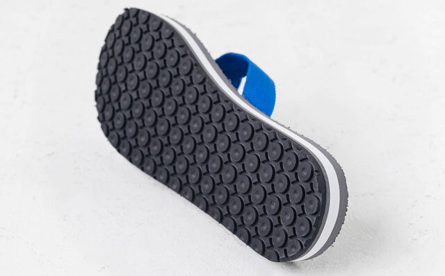 1970年代に実在したスポーツビーチサンダルをスロバキア工場で限りなく再現｜Sýr/ZDA