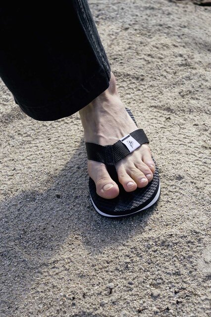 1970年代に実在したスポーツビーチサンダルをスロバキア工場で限りなく再現｜Sýr/ZDA