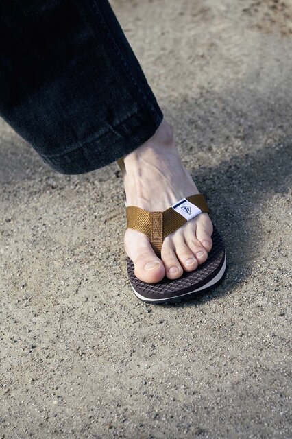 1970年代に実在したスポーツビーチサンダルをスロバキア工場で限りなく再現｜Sýr/ZDA