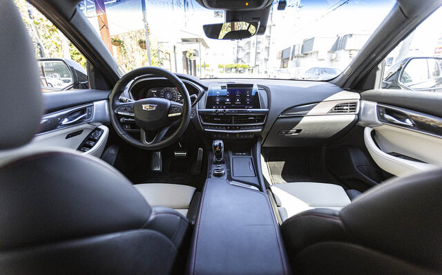 注目のクリエイターがキャデラックとともに過ごす一日──CT5 × インテリアスタイリスト窪川勝哉 & トラベルジャーナリスト 飯嶌寿子編|Cadillac 注目のクリエイターがキャデラックとともに過ごす一日──CT5 × インテリアスタイリスト窪川勝哉 & トラベルジャーナリスト 飯嶌寿子編|Cadillac