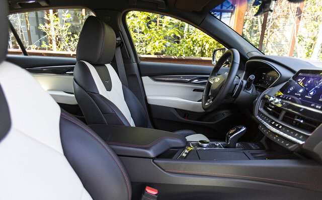 注目のクリエイターがキャデラックとともに過ごす一日──CT5 × インテリアスタイリスト窪川勝哉 & トラベルジャーナリスト 飯嶌寿子編|Cadillac 注目のクリエイターがキャデラックとともに過ごす一日──CT5 × インテリアスタイリスト窪川勝哉 & トラベルジャーナリスト 飯嶌寿子編|Cadillac