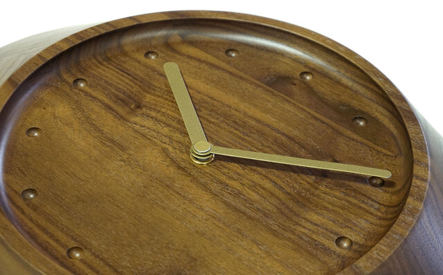 優雅な曲線が美しい、ウォールナット無垢材を使用した時計「ARCO CLOCK」|MASTERWAL 優雅な曲線が美しい、ウォールナット無垢材を使用した時計「ARCO CLOCK」|MASTERWAL