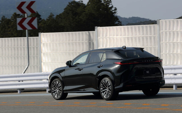 レクサス初となるバッテリーEV専用モデル「RZ」プロトタイプに試乗──その走り味とは？　｜LEXUS