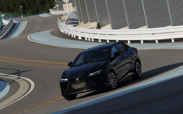 レクサス初となるバッテリーEV専用モデル「RZ」プロトタイプに試乗──その走り味とは？　｜LEXUS