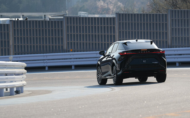 レクサス初となるバッテリーEV専用モデル「RZ」プロトタイプに試乗──その走り味とは？　｜LEXUS