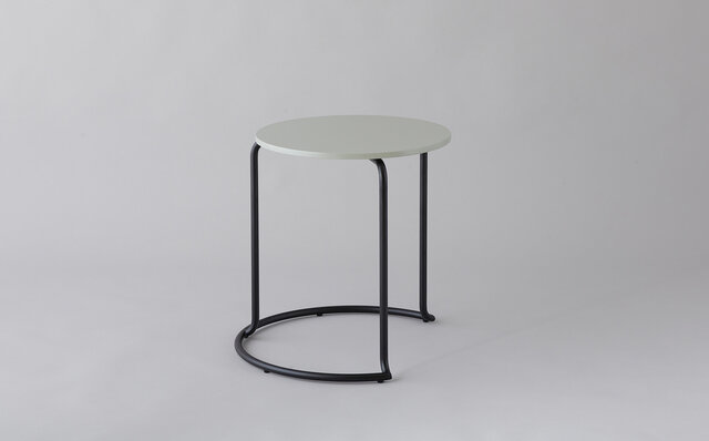 限定20台。90周年を迎える「606 サイドテーブル」が特別カラーで発売｜Artek