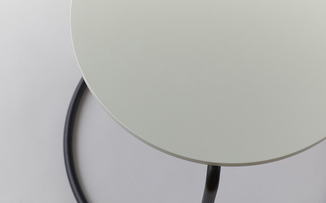 限定20台。90周年を迎える「606 サイドテーブル」が特別カラーで発売｜Artek