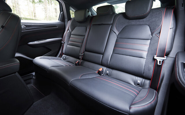 ルノー アルカナに試乗──F1マシン由来のハイブリッドシステムを搭載したクーペSUVの走りとは？｜Renault