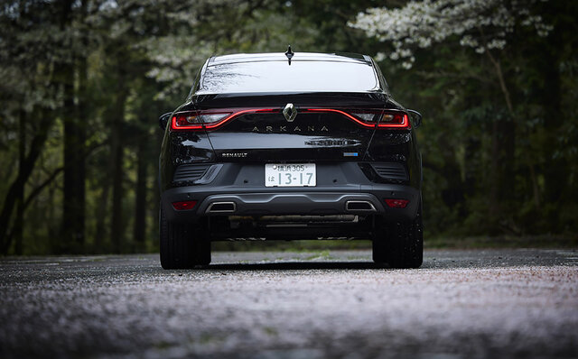 ルノー アルカナに試乗──F1マシン由来のハイブリッドシステムを搭載したクーペSUVの走りとは？｜Renault