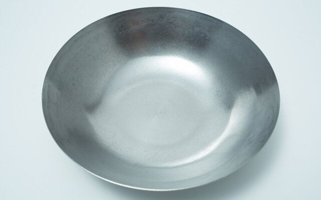 “打出し製法” の中華鍋で知られる山田工業所が製造。アウトドアクッカー「タビ鉄」｜海千山千會