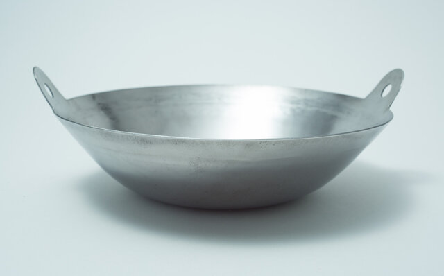 “打出し製法” の中華鍋で知られる山田工業所が製造。アウトドアクッカー「タビ鉄」｜海千山千會