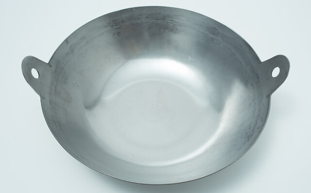 “打出し製法” の中華鍋で知られる山田工業所が製造。アウトドアクッカー「タビ鉄」｜海千山千會