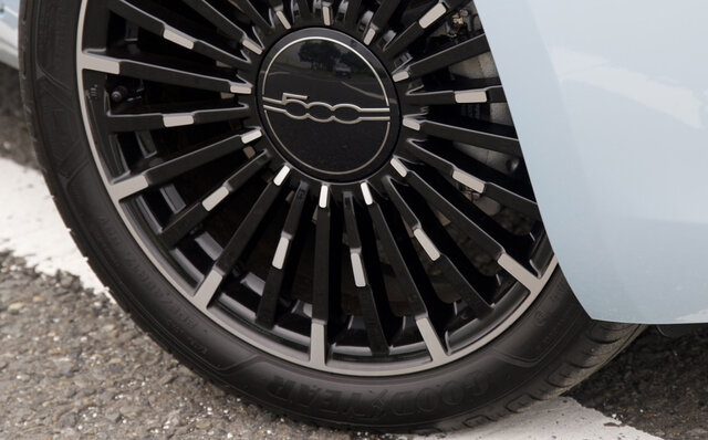 フィアット500eに試乗──アイコニックなデザインを受け継いだフィアット初のBEVの走りとは?|FIAT フィアット500eに試乗──アイコニックなデザインを受け継いだフィアット初のBEVの走りとは?|FIAT