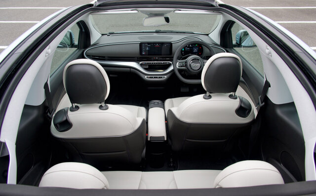 フィアット500eに試乗──アイコニックなデザインを受け継いだフィアット初のBEVの走りとは？｜FIAT