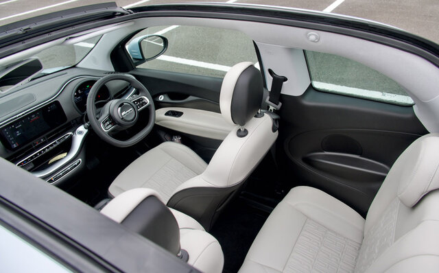 フィアット500eに試乗──アイコニックなデザインを受け継いだフィアット初のBEVの走りとは？｜FIAT