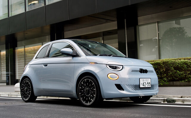 フィアット500eに試乗──アイコニックなデザインを受け継いだフィアット初のBEVの走りとは？｜FIAT