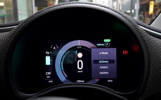 フィアット500eに試乗──アイコニックなデザインを受け継いだフィアット初のBEVの走りとは？｜FIAT