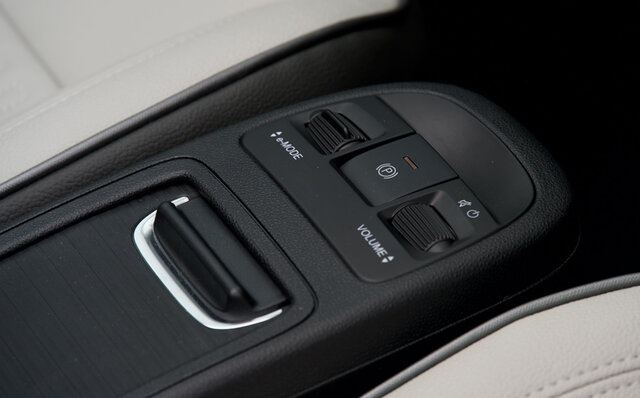 フィアット500eに試乗──アイコニックなデザインを受け継いだフィアット初のBEVの走りとは？｜FIAT