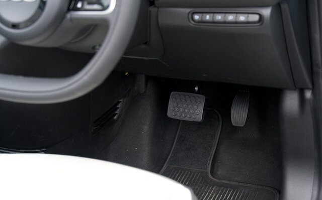 フィアット500eに試乗──アイコニックなデザインを受け継いだフィアット初のBEVの走りとは？｜FIAT